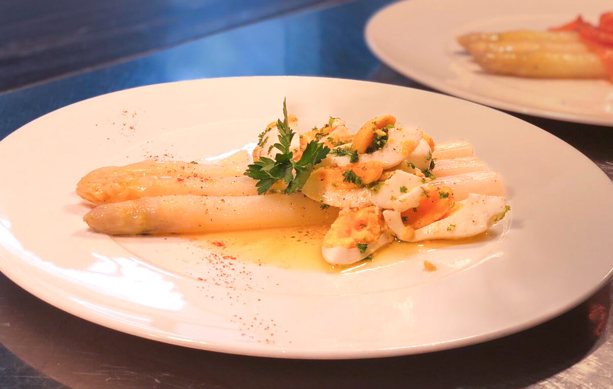 Belgian White Asparagus With Sauce